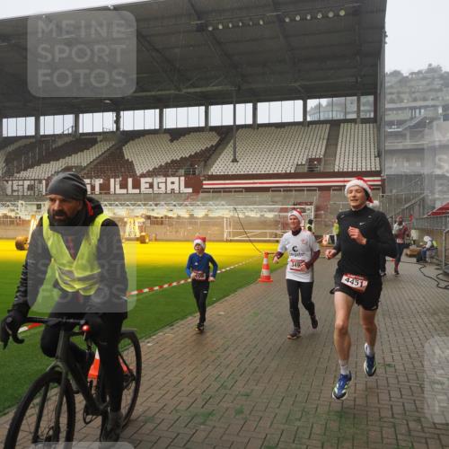 07.12.2025 - St. Pauli X-Mass-Run No. 15 Fabian Wolf http://msf.ph/oto/9371940 07.12.2025 10:08:38 Ziel 707, 2247, 2248, 2650, 3212, 3495, 3671, 3759, 4205, 4232, 4234, 4451 meine-sportfotos.de