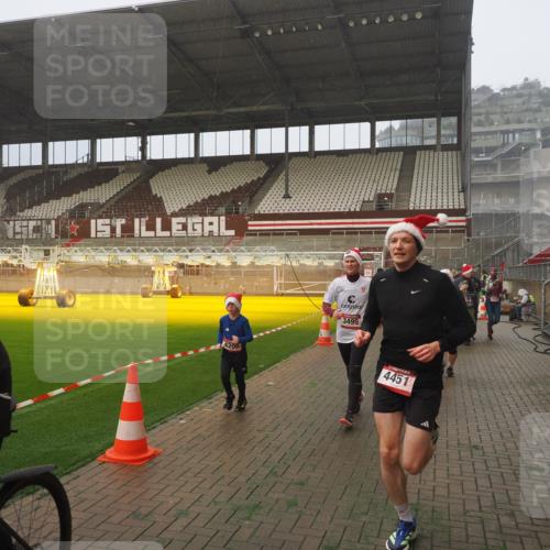 07.12.2025 - St. Pauli X-Mass-Run No. 15 Fabian Wolf http://msf.ph/oto/9371942 07.12.2025 10:08:38 Ziel 707, 2247, 2248, 2650, 3212, 3495, 3671, 3759, 4205, 4232, 4234, 4451 meine-sportfotos.de