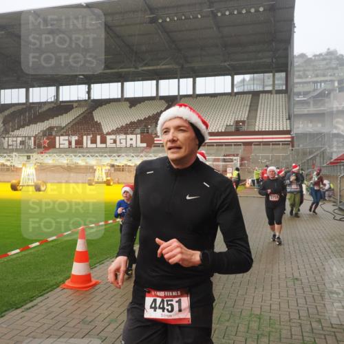 07.12.2025 - St. Pauli X-Mass-Run No. 15 Fabian Wolf http://msf.ph/oto/9371946 07.12.2025 10:08:38 Ziel 707, 2247, 2248, 2650, 3212, 3495, 3671, 3759, 4205, 4232, 4234, 4451 meine-sportfotos.de