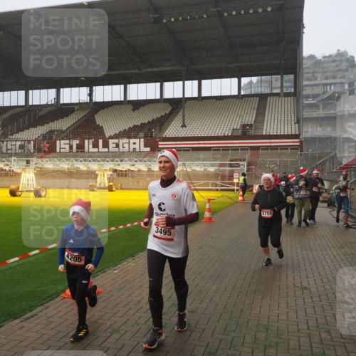 07.12.2025 - St. Pauli X-Mass-Run No. 15 Fabian Wolf http://msf.ph/oto/9371948 07.12.2025 10:08:39 Ziel 707, 1031, 2247, 2248, 2650, 3212, 3495, 3671, 3759, 4205, 4232, 4234, 4451 meine-sportfotos.de