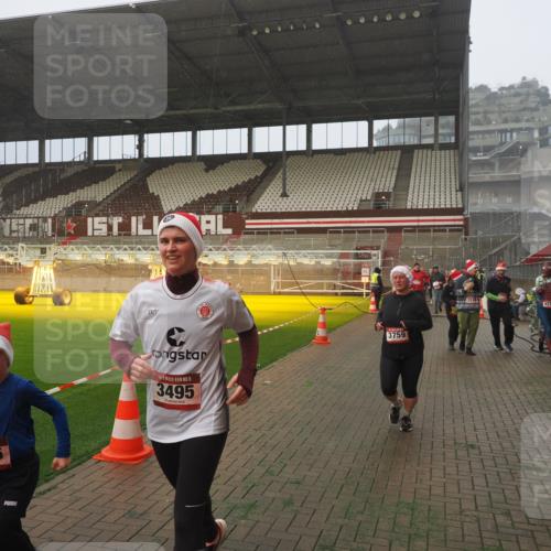 07.12.2025 - St. Pauli X-Mass-Run No. 15 Fabian Wolf http://msf.ph/oto/9371952 07.12.2025 10:08:39 Ziel 707, 1031, 2247, 2248, 2650, 3212, 3495, 3671, 3759, 4205, 4232, 4234, 4451 meine-sportfotos.de