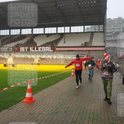 07.12.2025 - St. Pauli X-Mass-Run No. 15 Fabian Wolf http://msf.ph/oto/9371988 07.12.2025 10:08:44 Ziel 390, 707, 789, 947, 1002, 1031, 1176, 2247, 2248, 2521, 3212, 3332, 3335, 3495, 3671, 3759, 4205, 4232, 4234, 4451 meine-sportfotos.de