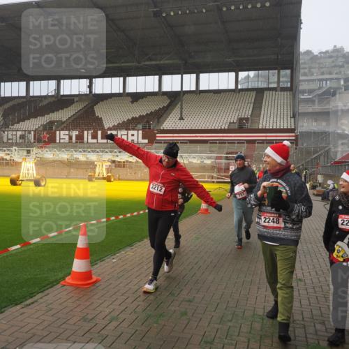 07.12.2025 - St. Pauli X-Mass-Run No. 15 Fabian Wolf http://msf.ph/oto/9371998 07.12.2025 10:08:45 Ziel 390, 707, 789, 947, 1002, 1031, 1176, 2247, 2248, 2521, 3212, 3332, 3335, 3495, 3671, 3759, 3904, 4205, 4232, 4234, 4451 meine-sportfotos.de