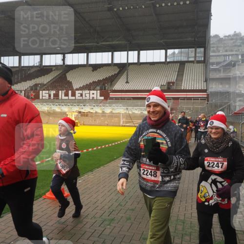 07.12.2025 - St. Pauli X-Mass-Run No. 15 Fabian Wolf http://msf.ph/oto/9372008 07.12.2025 10:08:46 Ziel 390, 707, 789, 947, 1002, 1031, 1176, 2247, 2248, 2521, 3212, 3332, 3335, 3495, 3671, 3759, 3904, 3907, 4205, 4232, 4234, 4451 meine-sportfotos.de