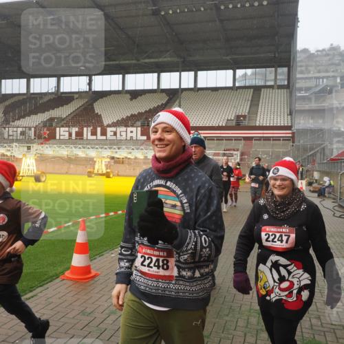 07.12.2025 - St. Pauli X-Mass-Run No. 15 Fabian Wolf http://msf.ph/oto/9372013 07.12.2025 10:08:47 Ziel 390, 707, 789, 947, 1002, 1031, 1176, 2247, 2248, 2521, 3212, 3332, 3335, 3495, 3671, 3759, 3904, 3907, 4205, 4232, 4234, 4451 meine-sportfotos.de