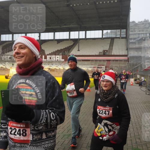 07.12.2025 - St. Pauli X-Mass-Run No. 15 Fabian Wolf http://msf.ph/oto/9372016 07.12.2025 10:08:47 Ziel 390, 707, 789, 947, 1002, 1031, 1176, 2247, 2248, 2521, 3212, 3332, 3335, 3495, 3671, 3759, 3904, 3907, 4205, 4232, 4234, 4451 meine-sportfotos.de