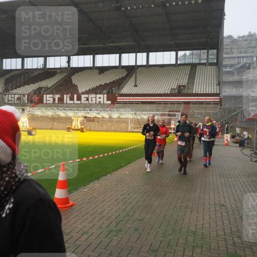 07.12.2025 - St. Pauli X-Mass-Run No. 15 Fabian Wolf http://msf.ph/oto/9372025 07.12.2025 10:08:48 Ziel 390, 707, 786, 789, 947, 1002, 1031, 1176, 2247, 2248, 2521, 3212, 3332, 3335, 3484, 3495, 3671, 3759, 3904, 3907, 4205, 4232, 4234, 4451 meine-sportfotos.de