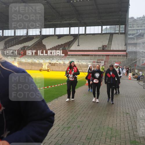 07.12.2025 - St. Pauli X-Mass-Run No. 15 Fabian Wolf http://msf.ph/oto/9372065 07.12.2025 10:08:53 Ziel 19, 390, 707, 786, 789, 947, 1002, 1031, 1176, 1570, 2126, 2521, 3212, 3300, 3332, 3335, 3484, 3671, 3891, 3904, 3907, 4232, 4234, 4451 meine-sportfotos.de