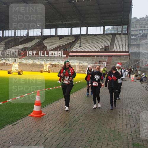 07.12.2025 - St. Pauli X-Mass-Run No. 15 Fabian Wolf http://msf.ph/oto/9372069 07.12.2025 10:08:54 Ziel 19, 390, 707, 786, 789, 947, 1002, 1031, 1176, 1570, 2126, 2521, 3212, 3300, 3332, 3335, 3484, 3671, 3891, 3904, 3907, 4066, 4067, 4068 meine-sportfotos.de