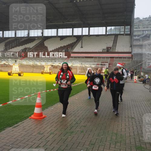 07.12.2025 - St. Pauli X-Mass-Run No. 15 Fabian Wolf http://msf.ph/oto/9372071 07.12.2025 10:08:54 Ziel 19, 390, 707, 786, 789, 947, 1002, 1031, 1176, 1570, 2126, 2521, 3212, 3300, 3332, 3335, 3484, 3671, 3891, 3904, 3907, 4066, 4067, 4068 meine-sportfotos.de