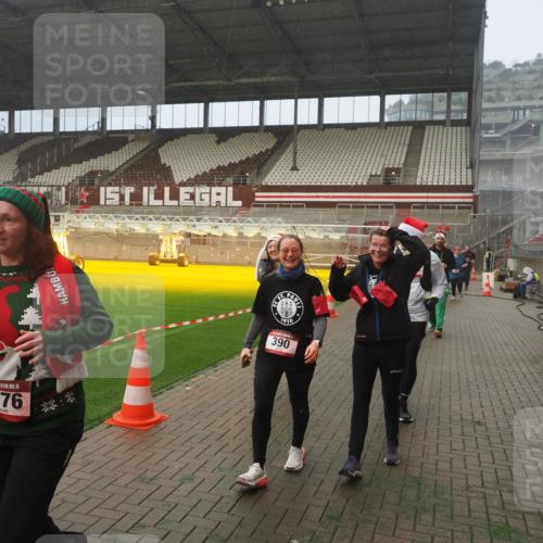 07.12.2025 - St. Pauli X-Mass-Run No. 15 Fabian Wolf http://msf.ph/oto/9372082 07.12.2025 10:08:55 Ziel 19, 390, 707, 786, 789, 947, 1002, 1031, 1176, 1570, 2126, 2521, 3212, 3300, 3332, 3335, 3484, 3671, 3891, 3904, 3907, 4066, 4067, 4068 meine-sportfotos.de