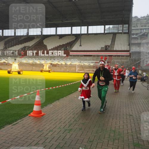 07.12.2025 - St. Pauli X-Mass-Run No. 15 Fabian Wolf http://msf.ph/oto/9372112 07.12.2025 10:08:58 Ziel 19, 390, 707, 786, 789, 947, 1002, 1031, 1176, 1461, 1465, 1570, 1575, 1576, 2126, 2521, 3300, 3332, 3335, 3484, 3891, 3904, 3907, 4066, 4067, 4068 meine-sportfotos.de