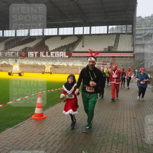 07.12.2025 - St. Pauli X-Mass-Run No. 15 Fabian Wolf http://msf.ph/oto/9372121 07.12.2025 10:08:59 Ziel 19, 390, 786, 789, 947, 1002, 1031, 1176, 1461, 1465, 1570, 1575, 1576, 2126, 2521, 3300, 3332, 3335, 3484, 3891, 3904, 3907, 4066, 4067, 4068 meine-sportfotos.de