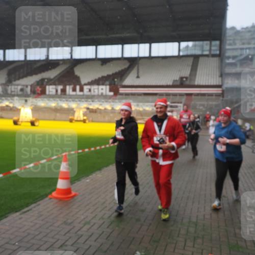 07.12.2025 - St. Pauli X-Mass-Run No. 15 Fabian Wolf http://msf.ph/oto/9372135 07.12.2025 10:09:01 Ziel 19, 390, 786, 789, 1176, 1461, 1465, 1570, 1575, 1576, 2126, 2521, 3300, 3484, 3891, 3904, 3907, 4066, 4067, 4068 meine-sportfotos.de