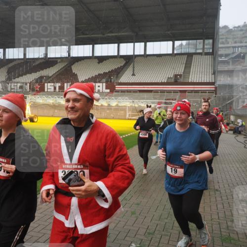 07.12.2025 - St. Pauli X-Mass-Run No. 15 Fabian Wolf http://msf.ph/oto/9372144 07.12.2025 10:09:02 Ziel 19, 390, 786, 1176, 1461, 1465, 1570, 1575, 1576, 2126, 2521, 3300, 3484, 3891, 3904, 3907, 4066, 4067, 4068, 4113 meine-sportfotos.de