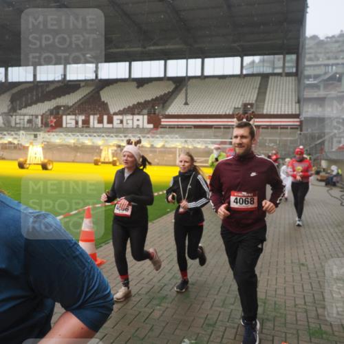 07.12.2025 - St. Pauli X-Mass-Run No. 15 Fabian Wolf http://msf.ph/oto/9372155 07.12.2025 10:09:03 Ziel 19, 786, 1176, 1461, 1465, 1570, 1575, 1576, 2126, 3300, 3484, 3891, 3904, 3907, 4066, 4067, 4068, 4113 meine-sportfotos.de