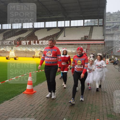 07.12.2025 - St. Pauli X-Mass-Run No. 15 Fabian Wolf http://msf.ph/oto/9372180 07.12.2025 10:09:06 Ziel 19, 786, 1461, 1465, 1570, 1575, 1576, 2126, 3300, 3484, 3891, 3907, 4066, 4067, 4068, 4113, 4666 meine-sportfotos.de