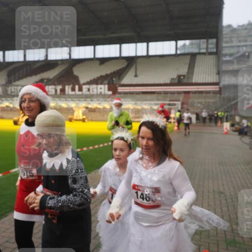 07.12.2025 - St. Pauli X-Mass-Run No. 15 Fabian Wolf http://msf.ph/oto/9372201 07.12.2025 10:09:08 Ziel 19, 786, 1461, 1465, 1570, 1575, 1576, 2126, 3300, 3484, 3891, 4066, 4067, 4068, 4113, 4666 meine-sportfotos.de