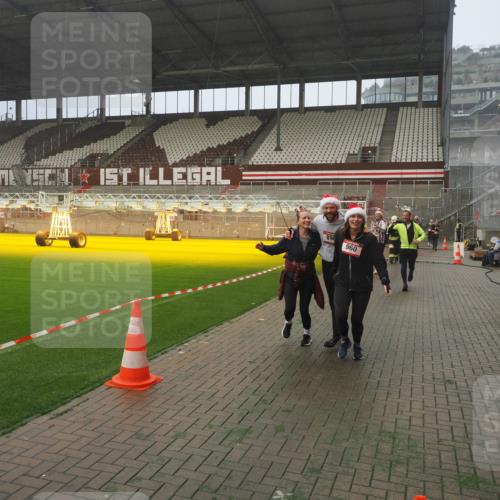 07.12.2025 - St. Pauli X-Mass-Run No. 15 Fabian Wolf http://msf.ph/oto/9372247 07.12.2025 10:09:20 Ziel 881, 896, 899, 960, 1718, 3493, 3756, 4113, 4666 meine-sportfotos.de