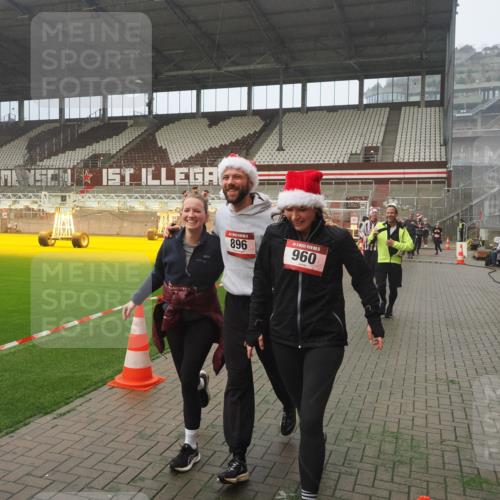 07.12.2025 - St. Pauli X-Mass-Run No. 15 Fabian Wolf http://msf.ph/oto/9372259 07.12.2025 10:09:21 Ziel 881, 896, 899, 960, 1243, 1248, 1718, 3493, 3756, 4113, 4666 meine-sportfotos.de