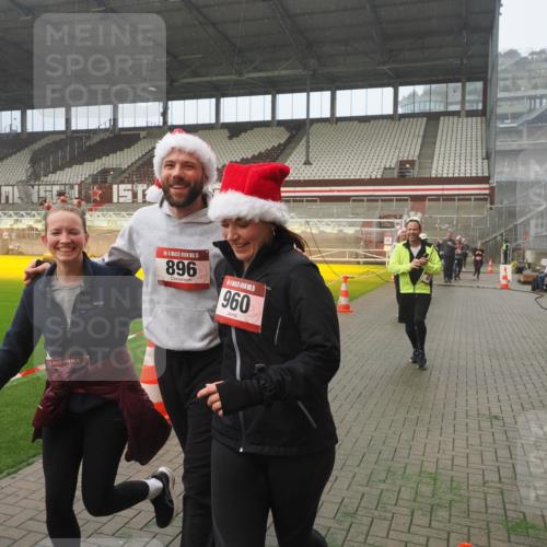 07.12.2025 - St. Pauli X-Mass-Run No. 15 Fabian Wolf http://msf.ph/oto/9372263 07.12.2025 10:09:21 Ziel 881, 896, 899, 960, 1243, 1248, 1718, 3493, 3756, 4113, 4666 meine-sportfotos.de