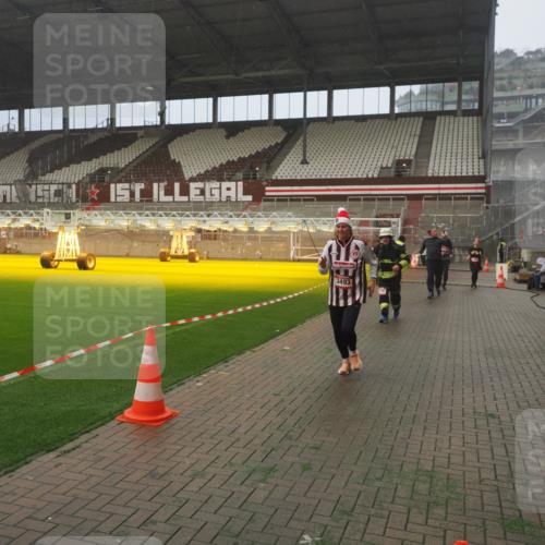07.12.2025 - St. Pauli X-Mass-Run No. 15 Fabian Wolf http://msf.ph/oto/9372274 07.12.2025 10:09:23 Ziel 881, 896, 899, 960, 1243, 1248, 1718, 3493, 3756, 4666 meine-sportfotos.de