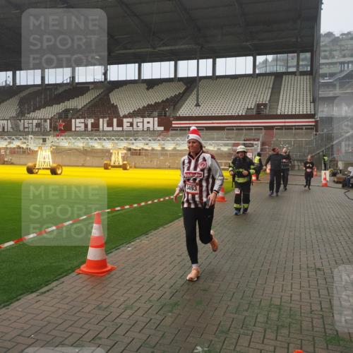 07.12.2025 - St. Pauli X-Mass-Run No. 15 Fabian Wolf http://msf.ph/oto/9372281 07.12.2025 10:09:24 Ziel 800, 881, 896, 899, 960, 1243, 1248, 1718, 3493, 3756, 4666 meine-sportfotos.de