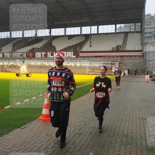 07.12.2025 - St. Pauli X-Mass-Run No. 15 Fabian Wolf http://msf.ph/oto/9372318 07.12.2025 10:09:30 Ziel 800, 881, 896, 899, 960, 1243, 1248, 1718, 3493, 3756 meine-sportfotos.de
