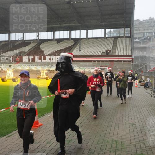 07.12.2025 - St. Pauli X-Mass-Run No. 15 Fabian Wolf http://msf.ph/oto/9372411 07.12.2025 10:10:00 Ziel 989, 1026, 1256, 1257, 1678, 1732, 2502, 2504, 2560, 3245, 3246, 3410, 3411 meine-sportfotos.de