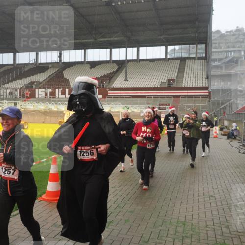 07.12.2025 - St. Pauli X-Mass-Run No. 15 Fabian Wolf http://msf.ph/oto/9372413 07.12.2025 10:10:00 Ziel 989, 1026, 1256, 1257, 1678, 1732, 2502, 2504, 2560, 3245, 3246, 3410, 3411 meine-sportfotos.de