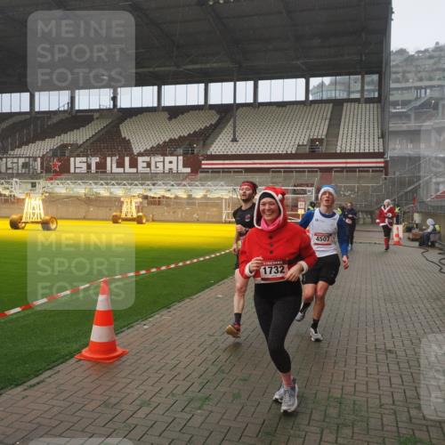 07.12.2025 - St. Pauli X-Mass-Run No. 15 Fabian Wolf http://msf.ph/oto/9372478 07.12.2025 10:10:12 Ziel 962, 1399, 1732, 3245, 3246, 3410, 3411, 4358, 4507 meine-sportfotos.de