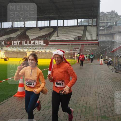 07.12.2025 - St. Pauli X-Mass-Run No. 15 Fabian Wolf http://msf.ph/oto/9372519 07.12.2025 10:10:27 Ziel 550, 962, 964, 1399, 1571, 2083, 2087, 4358, 4507 meine-sportfotos.de