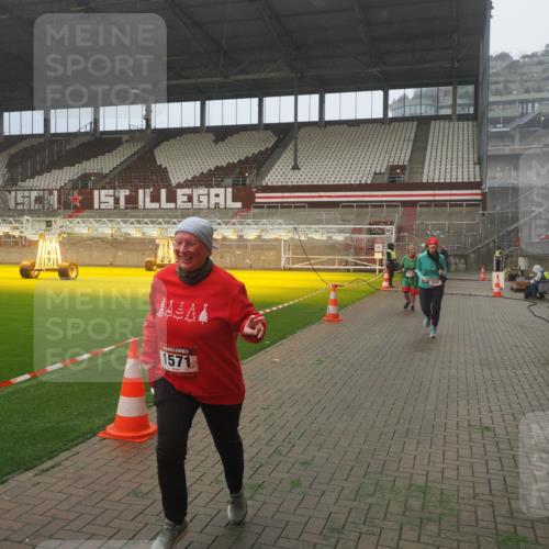 07.12.2025 - St. Pauli X-Mass-Run No. 15 Fabian Wolf http://msf.ph/oto/9372536 07.12.2025 10:10:31 Ziel 550, 964, 1571, 2083, 2087 meine-sportfotos.de