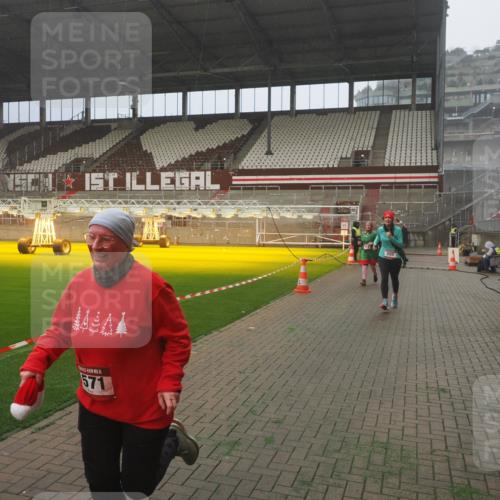 07.12.2025 - St. Pauli X-Mass-Run No. 15 Fabian Wolf http://msf.ph/oto/9372538 07.12.2025 10:10:31 Ziel 550, 964, 1571, 2083, 2087 meine-sportfotos.de