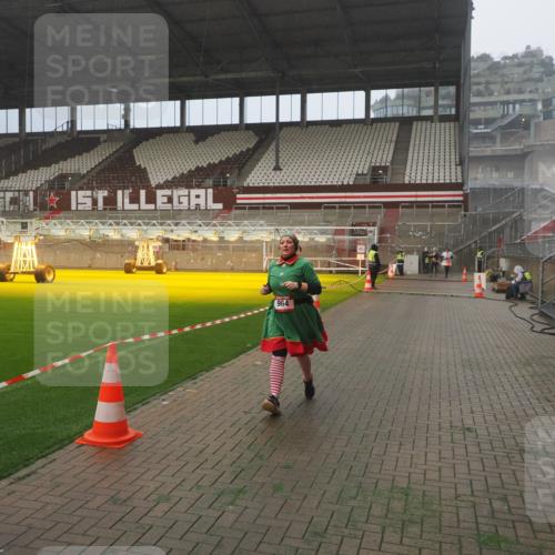 07.12.2025 - St. Pauli X-Mass-Run No. 15 Fabian Wolf http://msf.ph/oto/9372565 07.12.2025 10:10:35 Ziel 550, 964, 1571, 2083, 2087 meine-sportfotos.de