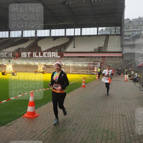 07.12.2025 - St. Pauli X-Mass-Run No. 15 Fabian Wolf http://msf.ph/oto/9372597 07.12.2025 10:10:46 Ziel 964, 1768, 4885 meine-sportfotos.de