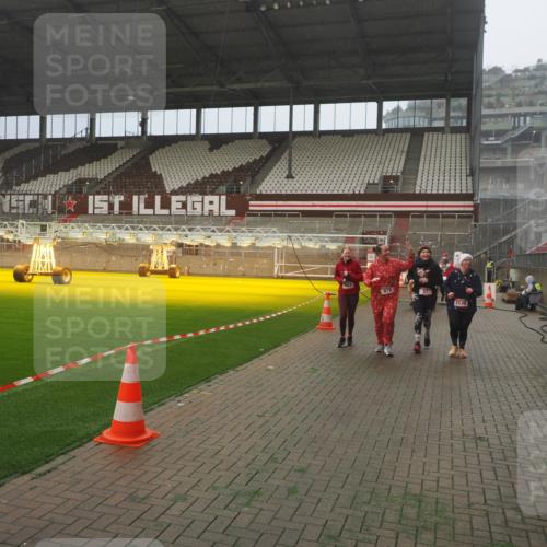 07.12.2025 - St. Pauli X-Mass-Run No. 15 Fabian Wolf http://msf.ph/oto/9372663 07.12.2025 10:10:57 Ziel 57, 979, 983, 1148, 1149, 1150, 1426, 1768, 1929, 1935, 2530, 4885 meine-sportfotos.de