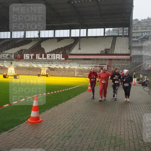 07.12.2025 - St. Pauli X-Mass-Run No. 15 Fabian Wolf http://msf.ph/oto/9372668 07.12.2025 10:10:58 Ziel 57, 979, 983, 1148, 1149, 1150, 1426, 1768, 1929, 1935, 2530, 4885 meine-sportfotos.de