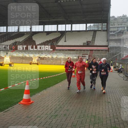 07.12.2025 - St. Pauli X-Mass-Run No. 15 Fabian Wolf http://msf.ph/oto/9372674 07.12.2025 10:10:58 Ziel 57, 979, 983, 1148, 1149, 1150, 1426, 1768, 1929, 1935, 2530, 4885 meine-sportfotos.de