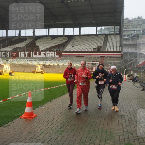 07.12.2025 - St. Pauli X-Mass-Run No. 15 Fabian Wolf http://msf.ph/oto/9372680 07.12.2025 10:10:59 Ziel 57, 979, 983, 1148, 1149, 1150, 1426, 1768, 1929, 1935, 2530 meine-sportfotos.de