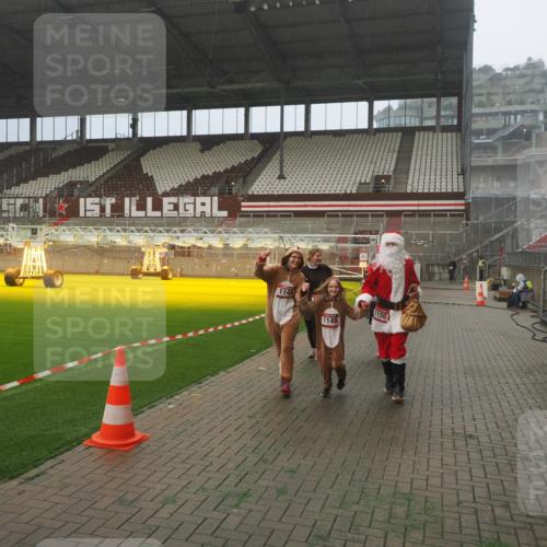 07.12.2025 - St. Pauli X-Mass-Run No. 15 Fabian Wolf http://msf.ph/oto/9372708 07.12.2025 10:11:03 Ziel 57, 979, 983, 1148, 1149, 1150, 1426, 1929, 1935, 2530 meine-sportfotos.de