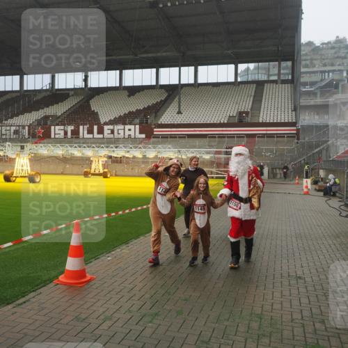 07.12.2025 - St. Pauli X-Mass-Run No. 15 Fabian Wolf http://msf.ph/oto/9372710 07.12.2025 10:11:03 Ziel 57, 979, 983, 1148, 1149, 1150, 1426, 1929, 1935, 2530 meine-sportfotos.de