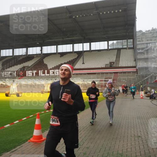 07.12.2025 - St. Pauli X-Mass-Run No. 15 Fabian Wolf http://msf.ph/oto/9372734 07.12.2025 10:11:16 Ziel 1969, 3354, 3815, 4499, 4525 meine-sportfotos.de