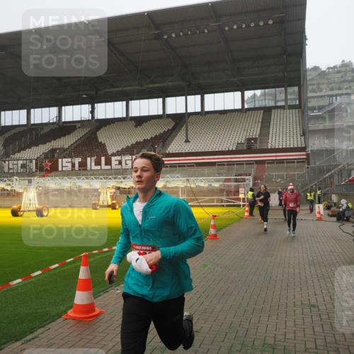 07.12.2025 - St. Pauli X-Mass-Run No. 15 Fabian Wolf http://msf.ph/oto/9372744 07.12.2025 10:11:20 Ziel 1969, 3354, 3815, 4499, 4525, 4659, 4661 meine-sportfotos.de