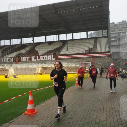 07.12.2025 - St. Pauli X-Mass-Run No. 15 Fabian Wolf http://msf.ph/oto/9372747 07.12.2025 10:11:24 Ziel 1969, 3354, 3815, 4499, 4525, 4659, 4661, 4662 meine-sportfotos.de