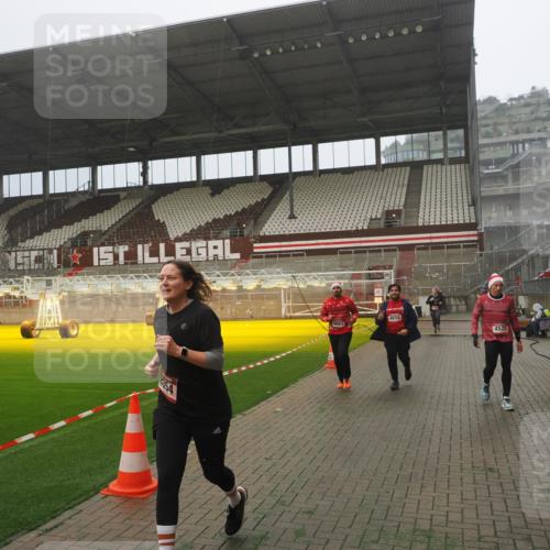 07.12.2025 - St. Pauli X-Mass-Run No. 15 Fabian Wolf http://msf.ph/oto/9372749 07.12.2025 10:11:24 Ziel 1969, 3354, 3815, 4499, 4525, 4659, 4661, 4662 meine-sportfotos.de