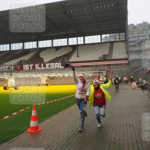 07.12.2025 - St. Pauli X-Mass-Run No. 15 Fabian Wolf http://msf.ph/oto/9372786 07.12.2025 10:11:38 Ziel 670, 2909, 3085, 3909, 4659, 4662 meine-sportfotos.de