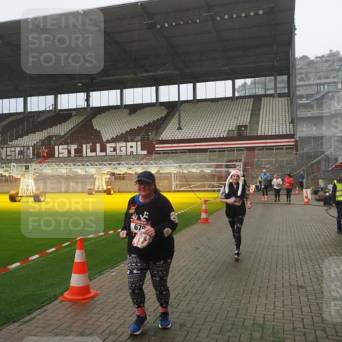 07.12.2025 - St. Pauli X-Mass-Run No. 15 Fabian Wolf http://msf.ph/oto/9372799 07.12.2025 10:11:44 Ziel 670, 2906, 2909, 3085, 3761, 3767, 3909 meine-sportfotos.de