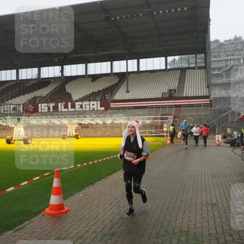 07.12.2025 - St. Pauli X-Mass-Run No. 15 Fabian Wolf http://msf.ph/oto/9372805 07.12.2025 10:11:45 Ziel 670, 2906, 2909, 3085, 3761, 3767, 3909 meine-sportfotos.de