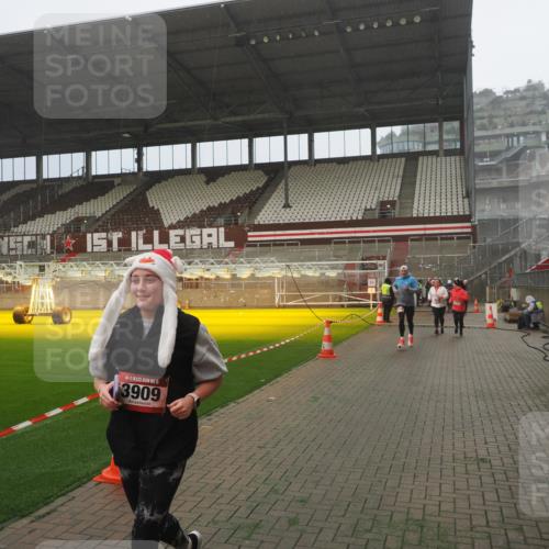 07.12.2025 - St. Pauli X-Mass-Run No. 15 Fabian Wolf http://msf.ph/oto/9372810 07.12.2025 10:11:46 Ziel 670, 2906, 2909, 3085, 3761, 3767, 3909 meine-sportfotos.de